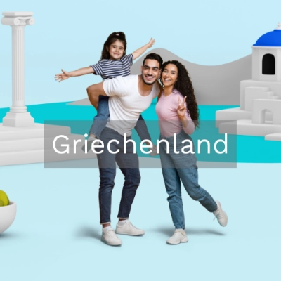 Familie auf Reisen vor Säulen in Griechenland - Gut vorbereitet dank Reiseimpfcheck